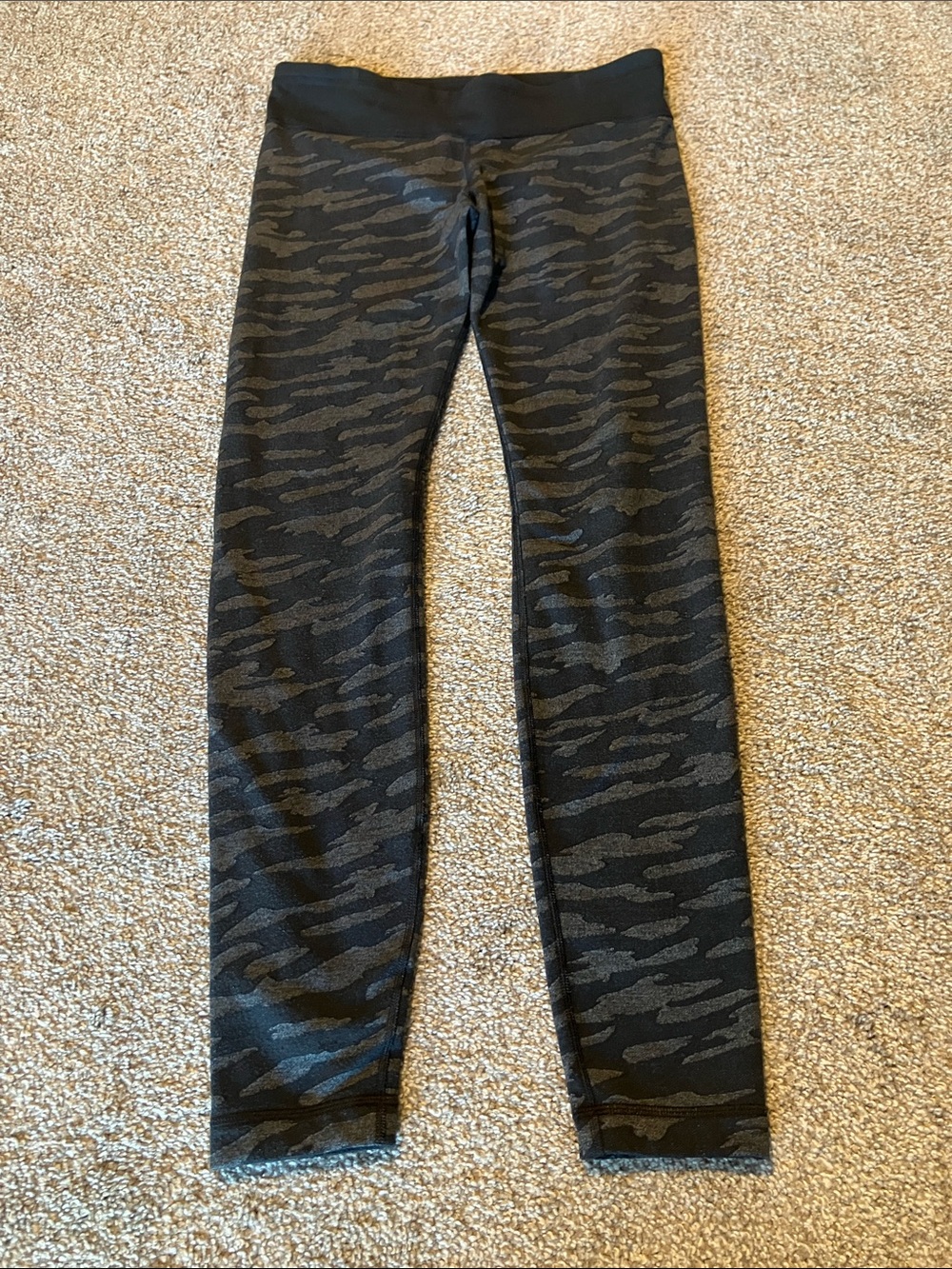UNDER ARMOUR WOMEN’S STUDIOLUX LEGGINGS CAMO GRAY AND BLACK SIZE MEDIUM